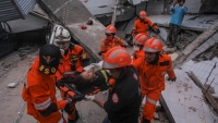 Indonesia gia tăng nỗ lực cứu nạn, số người thiệt mạng vượt 800